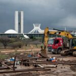 Obras de expansão de saneamento em Brasília em meio a crise no DF, com tubulações e escavações urbanas.