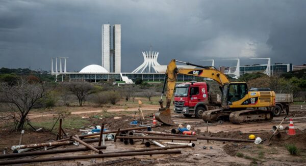 Obras de expansão de saneamento em Brasília em meio a crise no DF, com tubulações e escavações urbanas.