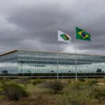 Fachada da Câmara Legislativa do DF em Brasília, sob céu nublado, representando reunião tensa sobre capitalização do BRB para evitar falência.