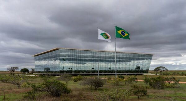 Fachada da Câmara Legislativa do DF em Brasília, sob céu nublado, representando reunião tensa sobre capitalização do BRB para evitar falência.