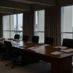 Edifício da Câmara Legislativa do DF em Brasília sob céu nublado, representando escrutínio na gestão do BRB.