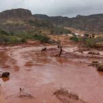 Paisagem devastada por tragédia ambiental na Zona da Mata Mineira, com inundações e danos em áreas rurais.