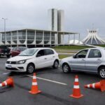Via urbana em Brasília com veículos acidentados, ilustrando estudo do Detran-DF sobre acidentes fatais e aumento de mortes entre mulheres.
