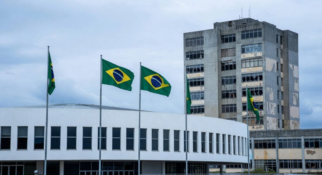 Hospital público em Brasília com fachada deteriorada e faixa de celebração, expondo falhas no sistema de saúde do DF.
