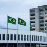 Hospital público em Brasília com fachada deteriorada e faixa de celebração, expondo falhas no sistema de saúde do DF.