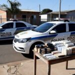 Viaturas da PMDF com drogas apreendidas em rua do Recanto das Emas, Distrito Federal.