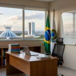 Sala de reuniões na Secretaria de Educação do DF, simbolizando predominância feminina em cargos de liderança.