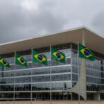 Edifício do TJDFT em Brasília sob céu nublado, simbolizando título honorário de juiz em meio a críticas.