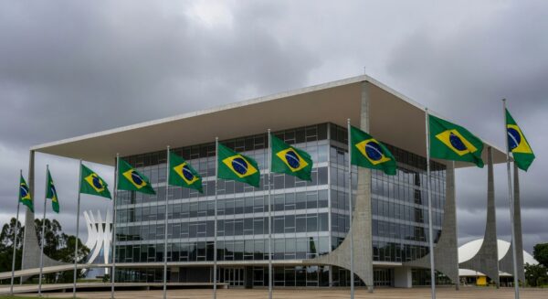Edifício do TJDFT em Brasília sob céu nublado, simbolizando título honorário de juiz em meio a críticas.