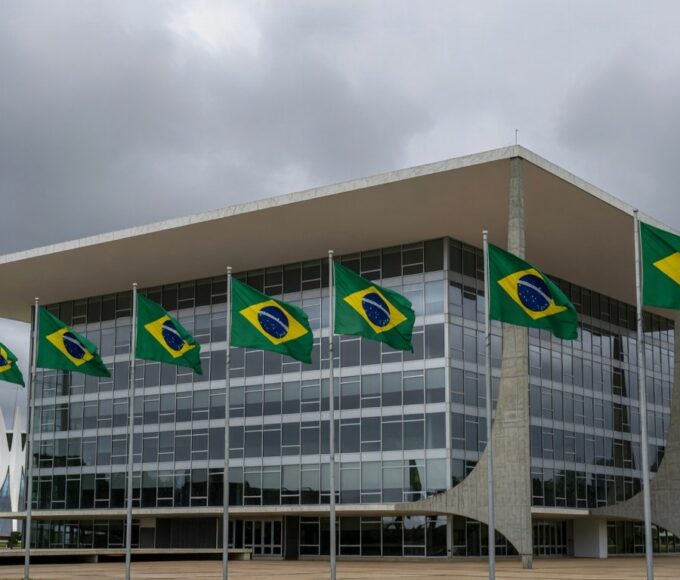 Edifício do TJDFT em Brasília sob céu nublado, simbolizando título honorário de juiz em meio a críticas.