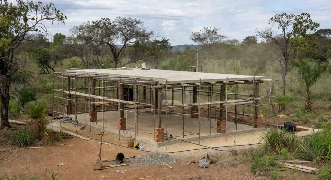 Escombros de laje caída em obra de construção no Gama, Distrito Federal, com materiais espalhados.