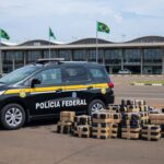 Viaturas da Polícia Federal no Aeroporto de Brasília durante operação contra tráfico de metanfetamina.