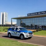 Viatura da Polícia Civil do DF em frente a delegacia em Brasília, representando prisão por crime grave.