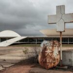 Hospital público deteriorado e viatura policial danificada em Brasília, representando falhas graves em saúde e segurança no DF.