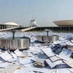 Bebedouro em evento em Brasília, com documentos burocráticos, ilustrando lei aprovada pela CLDF e críticas por custos excessivos.