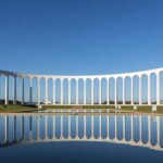 Palácio Itamaraty em Brasília com bandeira brasileira e símbolos eleitorais, representando alerta sobre ingerência nas eleições.