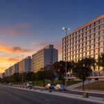 Vista dos setores hoteleiros de Brasília com viaturas policiais e medidas de segurança ampliadas.