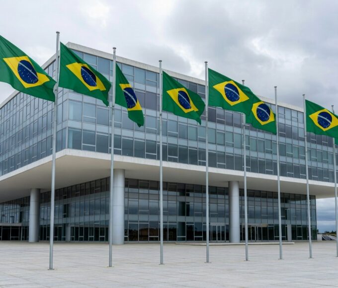 Edifício de tribunal em Brasília simbolizando contratação de advogado de defesa.