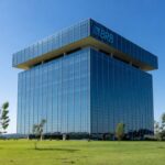 Edifício do Banco de Brasília com Palácio da Justiça ao fundo, representando suspensão de lei de capitalização e recurso anunciado.
