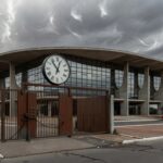 Edifício da Caesb em Brasília com relógio simbolizando prazo curto para inscrições de estagiários no DF.