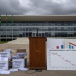 Fachada da CLDF em Brasília com documentos de seguros e relógio distorcido, simbolizando desperdício de tempo em meio a crises.