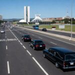 Veículo funerário em faixa exclusiva na rodovia EPNB ou EPTG no Distrito Federal, autorizado pelo DER-DF.
