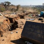 Placa de homenagem a agentes ambientais em área degradada do Cerrado no Distrito Federal, destacando críticas por falhas na fiscalização.