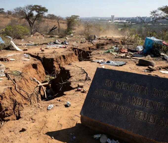 Placa de homenagem a agentes ambientais em área degradada do Cerrado no Distrito Federal, destacando críticas por falhas na fiscalização.