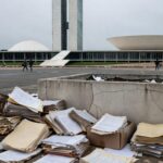 Fachada da CLDF em Brasília com céu nublado, representando falhas crônicas na governança do DF.