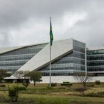 Edifício do TJDFT em Brasília com bandeira a meio mastro, simbolizando luto pela morte de desembargadora aos 73 anos.