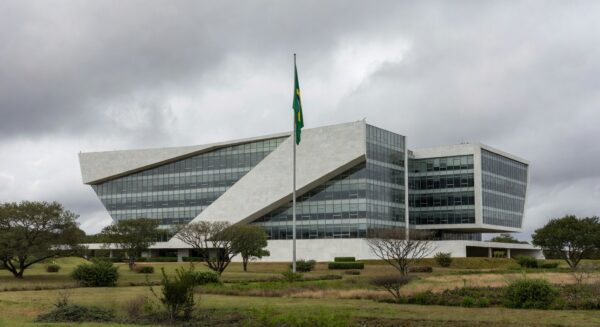 Edifício do TJDFT em Brasília com bandeira a meio mastro, simbolizando luto pela morte de desembargadora aos 73 anos.