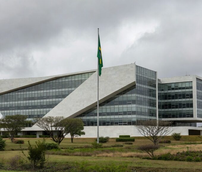 Edifício do TJDFT em Brasília com bandeira a meio mastro, simbolizando luto pela morte de desembargadora aos 73 anos.