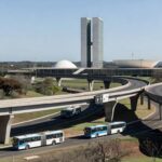 Vias urbanas e viadutos em Brasília, com ônibus, simbolizando melhorias em infraestrutura e mobilidade no DF.
