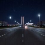 Rua noturna em Brasília com iluminação LED moderna, representando modernização pelo GDF no DF.
