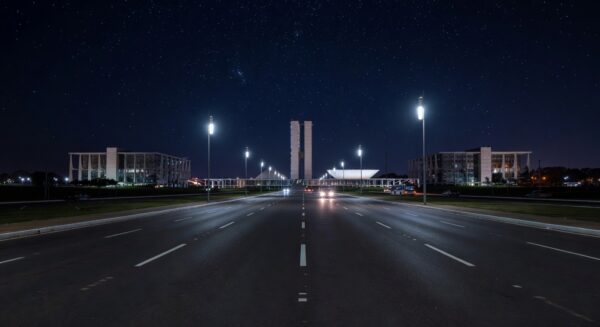 Rua noturna em Brasília com iluminação LED moderna, representando modernização pelo GDF no DF.