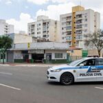 Viatura da Polícia Civil do DF em rua de Taguatinga, representando operação contra tráfico de drogas.