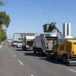 Manutenção urbana em avenida de Brasília, com equipamentos de zeladoria do GDF e Novacap no Distrito Federal.