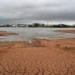 Nascente seca no Distrito Federal, ilustrando crise hídrica e perda de fontes de água no Brasil.