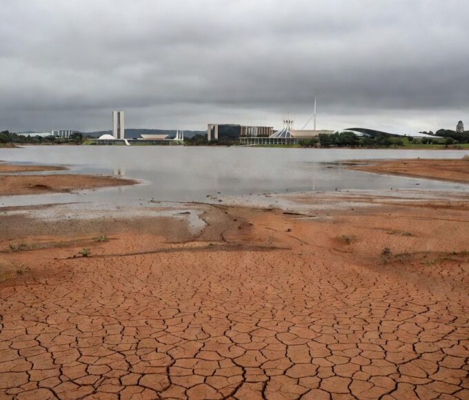Nascente seca no Distrito Federal, ilustrando crise hídrica e perda de fontes de água no Brasil.