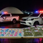 Viaturas da Polícia Civil do DF em operação noturna com drogas apreendidas como ecstasy e skunk em Brasília.