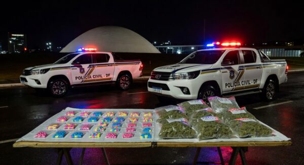 Viaturas da Polícia Civil do DF em operação noturna com drogas apreendidas como ecstasy e skunk em Brasília.