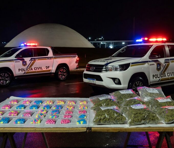 Viaturas da Polícia Civil do DF em operação noturna com drogas apreendidas como ecstasy e skunk em Brasília.