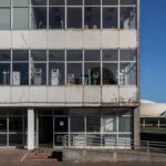 Hospital público em Brasília com sinais de desgaste, ilustrando falhas no sistema de saúde para exames em bebês com Down.