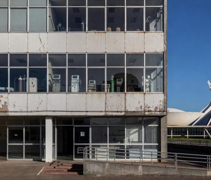 Hospital público em Brasília com sinais de desgaste, ilustrando falhas no sistema de saúde para exames em bebês com Down.