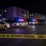 Viaturas da Polícia Militar do DF em rua de Brasília durante operação de resgate de reféns.