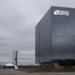 Edifício do Banco de Brasília em Brasília, representando sanções do BC por atraso em balanço e crise de capital.