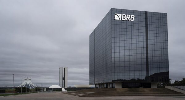 Edifício do Banco de Brasília em Brasília, representando sanções do BC por atraso em balanço e crise de capital.