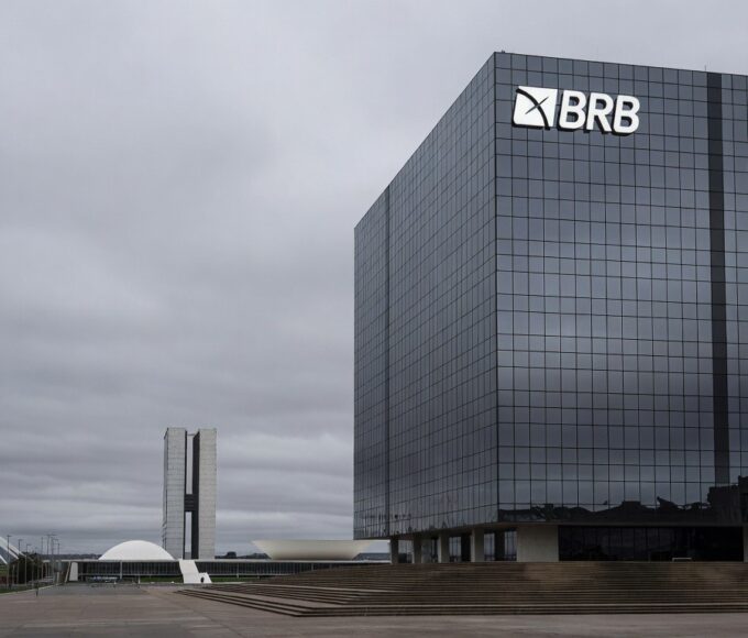 Edifício do Banco de Brasília em Brasília, representando sanções do BC por atraso em balanço e crise de capital.