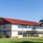 Escola Classe 401 recém-inaugurada no Itapoã Parque, com fachada moderna e ambiente residencial ao fundo.