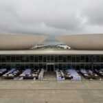 Edifício da CLDF em Brasília sob céu nublado, representando aprovação de projeto que onera cofres públicos do DF.